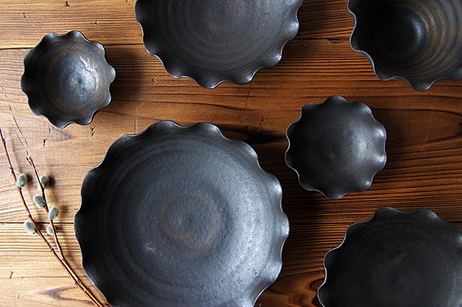 豪人窯】輪花豆皿/黒釉（径 9cm） | 【丹波のイロドリ】丹波焼(陶器)の 